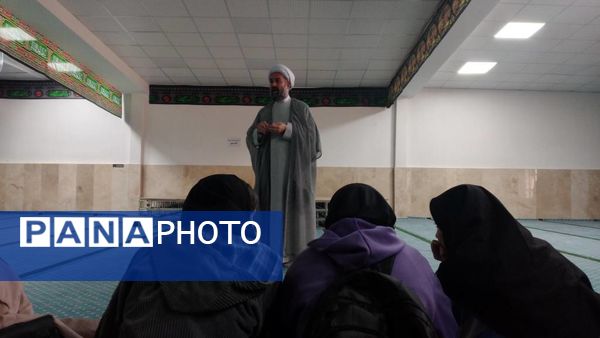 گرامیداشت یاد شهدا توسط دانش‌آموزان دبیرستان شهیده محبوبه دانش