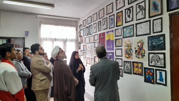 بازدید مسئولان جعفرآباد قم از نمایشگاه تولیدات دانش‌آموزی در هنرستان حضرت زهرا(س)