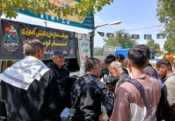 خدمات ویژه موکب سازمان دانش‌آموزی کردستان در سنندج برای زائران اربعین