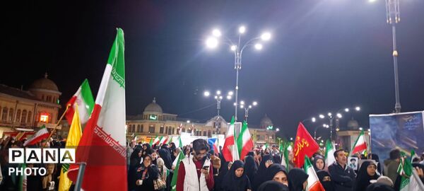 مردم یکن‌آباد در میدان امام، پیمانِ دوباره با شهدا بستند