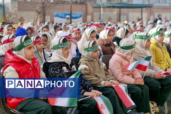 آیین نواخته شدن زنگ انقلاب اسلامی در مدرسه آیت‌الله خامنه‌ای قرچک