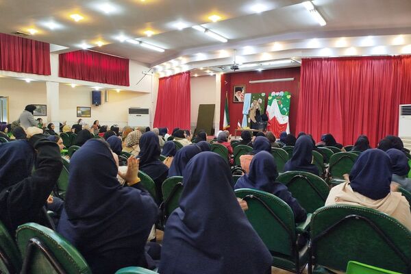 هنرنمایی دانش‌آموزان مدارس ناحیه دو شهرری در جشن میلاد حضرت فاطمه (س)