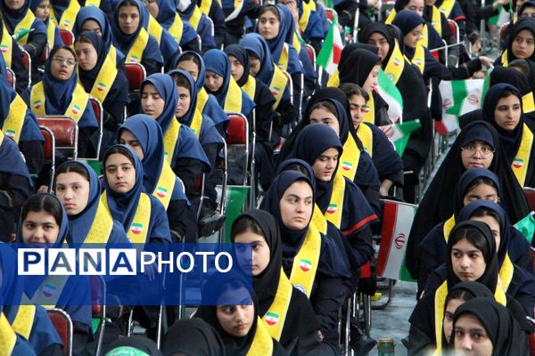 هم‌سرایی هزار نفری دانش‌آموزان یاور انقلاب در اسلامشهر