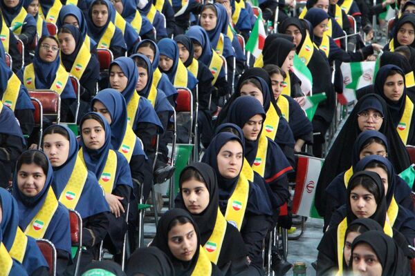 هم‌سرایی هزار نفری دانش‌آموزان یاور انقلاب در اسلامشهر