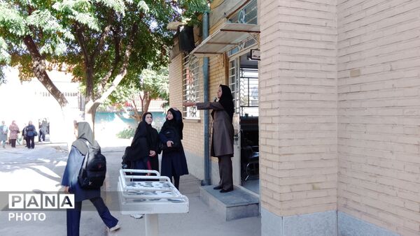به صدا در آمدن زنگ مهر در دبیرستان دخترانه عزت طلایی نیشابور 