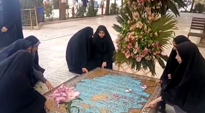 جشن دهه فجر با چاشنی یاد شهدا در دبیرستان قائمیه قم