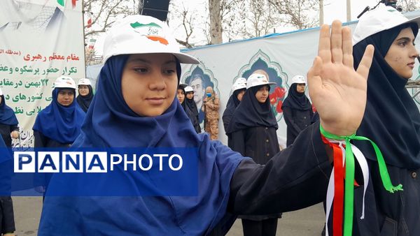 دانش‌آموزان البرزی جشن پیروزی انقلاب را در ۲۲ بهمن باشکوه رقم زدند
