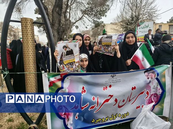 حضور پرشور دانش آموزان و مردم بروجرد در راهپیمایی ۲۲ بهمن 