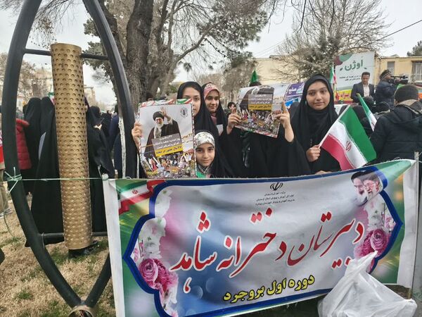 حضور پرشور دانش آموزان و مردم بروجرد در راهپیمایی ۲۲ بهمن 