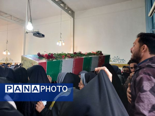 استقبال گرم دانش آموزان از پیکر شهید گمنام در دبیرستان امجدی یک ناحیه ۵ 