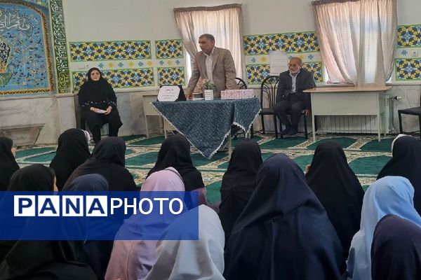 مراسم تجلیل و تکریم مقام آزاده در دبیرستان شاهد شهید حمامی ناحیه ۶ مشهد