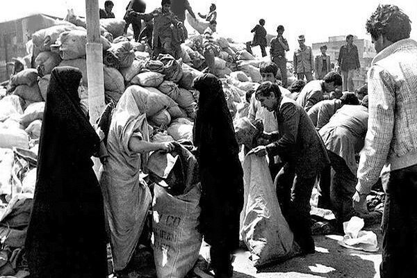 زنان در دوران دفاع مقدس با ایثار و فداکاری در کنار رزمندگان ایستادند