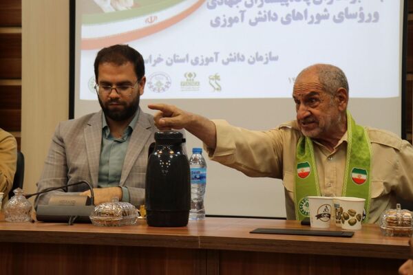نشست صمیمانه قائم ‌مقام سازمان دانش‌آموزی کشور با روسای ادارات و مدرسین خراسان رضوی