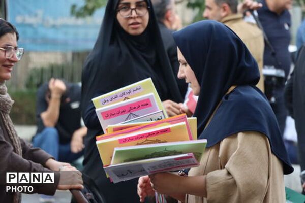شادپیمایی هفته ملی کودک با عروسک‌های غول‌پیکر