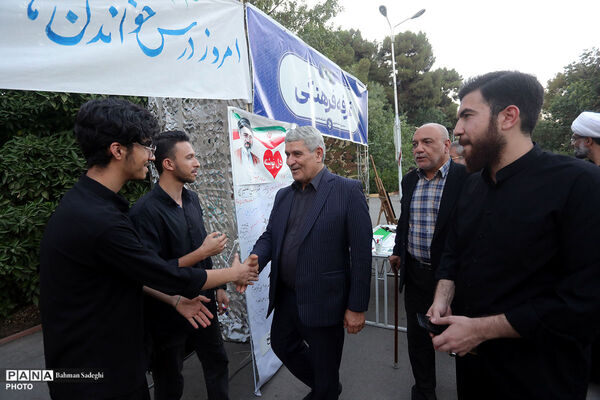 بازدید رئیس دانشگاه فرهنگیان از موکب‌های پذیرای زائرین مراسم امام شهید در این دانشگاه