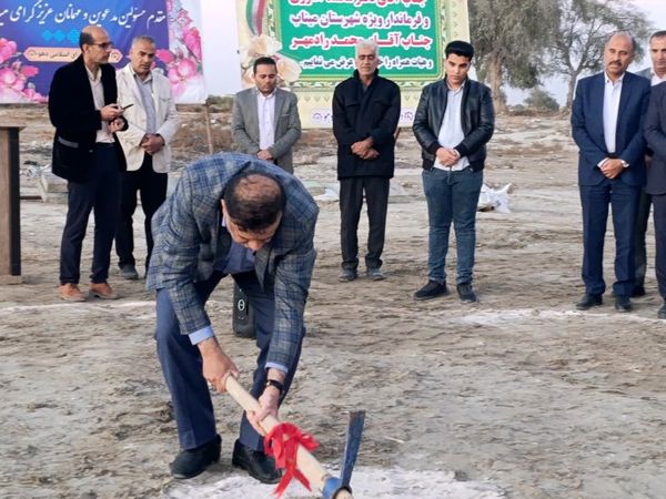 کلنگ ساخت دبستان 14 کلاسه خیرساز در روستا دهو شهرستان میناب به زمین زده شد