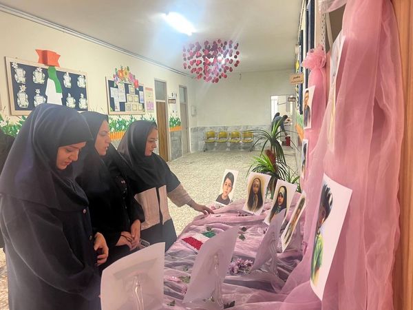یادبود شهادت دانش‌آموزان شهید جنگ تحمیلی ۱۲ روزه در دبستان المهدی ناحیه 2 کرج 