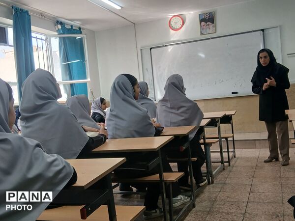 آغاز سال تحصیلی در دبیرستان پونه رونقی منطقه ۱۵