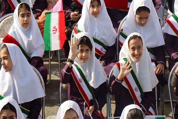 صبح مهر با کیف‌های رنگی و رؤیاهای روشن؛ مدرسه دوباره جان گرفت
