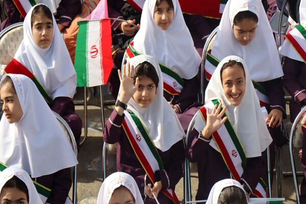 صبح مهر با کیف‌های رنگی و رؤیاهای روشن؛ مدرسه دوباره جان گرفت