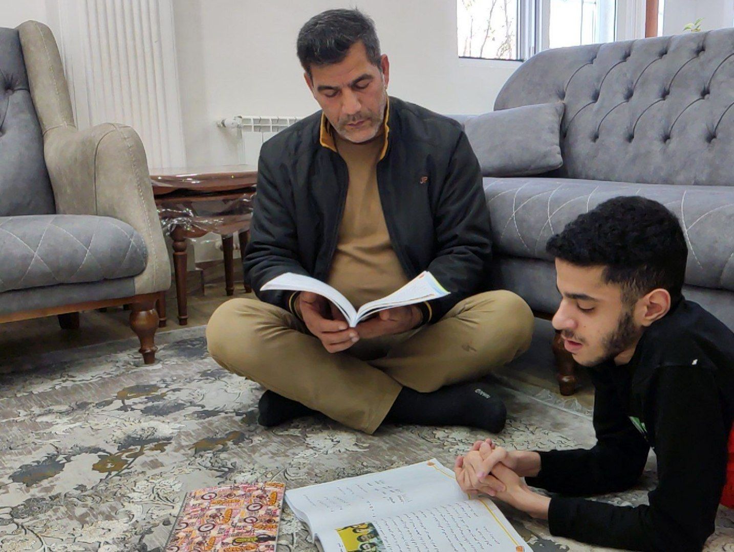 ماجرای معلمی که شوق آموختن به دانش‌آموز کم‌توان جسمی را دارد