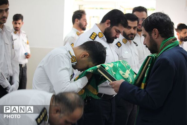 حضور خادمان حرم حضرت معصومه(س) و پرچم متبرک آستان مقدس در پلیس راهور همدان