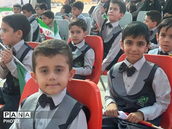 نخستین قدم‌های کلاس‌اولی‌ها در جشن شکوفه‌های دبستان شاهد آقا مصطفی خمینی