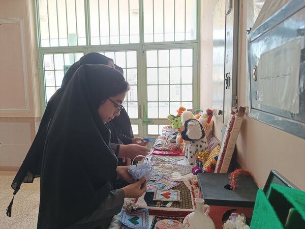 برگزاری نمایشگاه دست‌سازه‌های دانش‌آموزان و نمایشگاه کتاب در دبیرستان دخترانه نور اردبیل