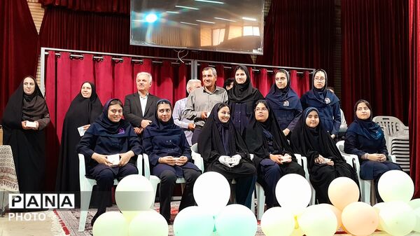 جشن ستارگان و تجلیل از شاگردان برتر آموزشی و فرهنگی دبیرستان شاهد بحرینیان ناحیه۴ 