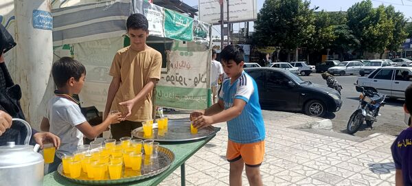 توزیع شربت و شیرینی به مناسبت میلاد پیامبر اسلام (ص) 
