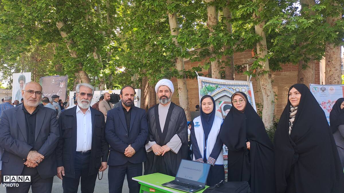 خروش جوانان در مصلی کرج با اجرای سرود و رجزخوانی  دانش‌آموزان در آیین پاسداشت میهن