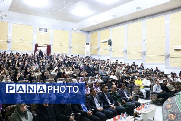 تجلیل از برگزیدگان دانش‌آموزی مسابقات فرهنگی و هنری جشنواره هما شهرستان دشتستان 