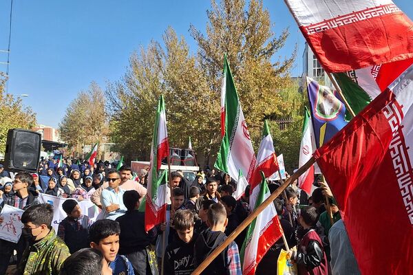 برگزاری راهپیمایی یوم الله ۱۳ آبان با حضور دانش‌آموزان و مسئولین در صفادشت 