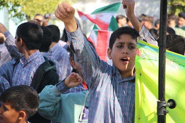 همگام با نسل انقلابی در راهپیمایی ۱۳ آبان شهرستان سروستان