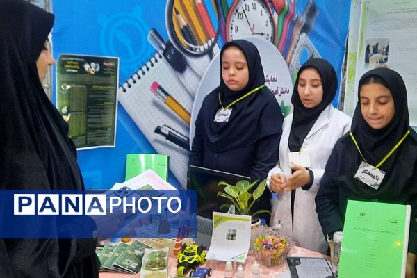 برگزاری نمایشگاه دستاوردهای دانش آموزان دخترانه دبیرستان حکمت ناحیه دو شهرری 