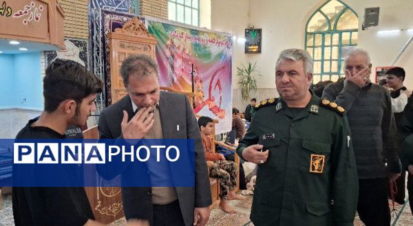 بازدید مسئولین بسیج دانش آموزی کاشمر از معتکفین مسجد جامع