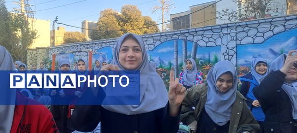 شور و نشاط دانش‌آموزان مدرسه حضرت معصومه (س) ناحیه 4 کرج در انتخابات شورای دانش‌آموزی