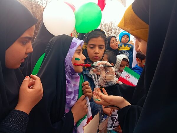 جلوه‌هایی از حضور پرشور دهه نودی‌ها در راهپیمایی ۲۲ بهمن در یزد