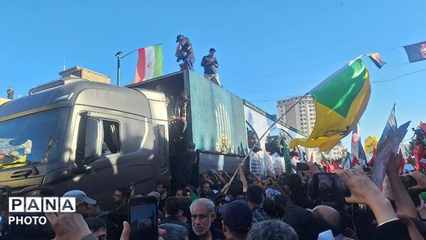 مشهد، در آغوشِ حرم، با رهبر شهید وداع کرد