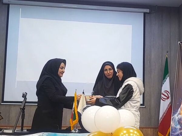  جشن دهه فجر در دبیرستان مصلی نژاد حضرت زهرا 