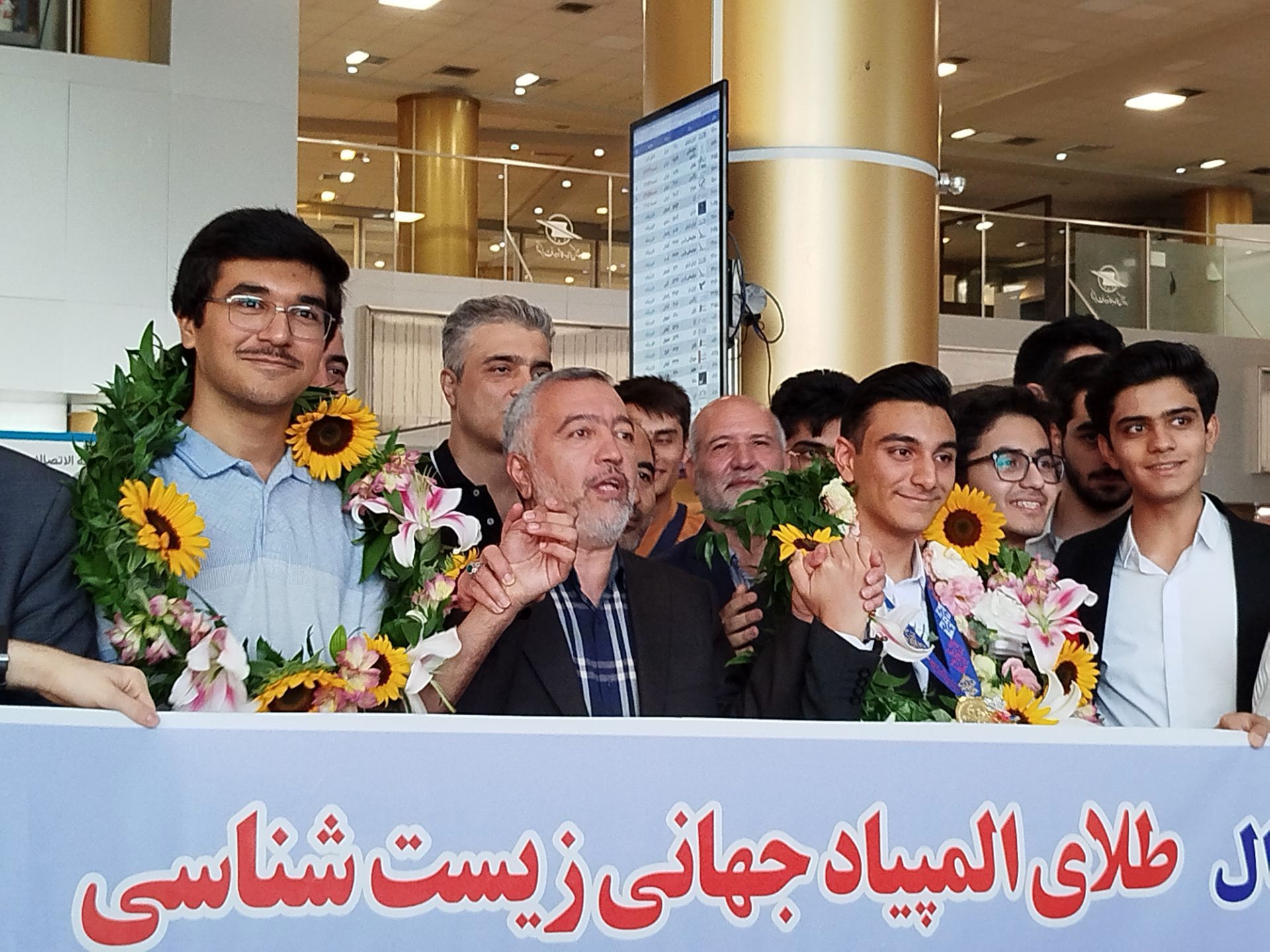 استقبال از دانش‌آموزان طلایی المپیاد جهانی زیست‌شناسی و ریاضی در مشهد