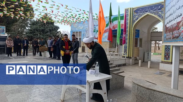 غبار روبی مزار شهدا نیشابور در هفته امور تربیتی