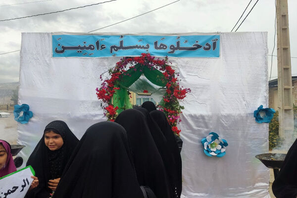 استقبال از دانش‌آموزان شرکت کننده در مسابقات قرآن، عترت و نماز در شهرستان چرام