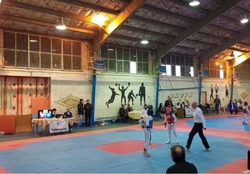 رقابت پرهیجان تکواندوکاران پسر در سالن آزادگان پیشوا