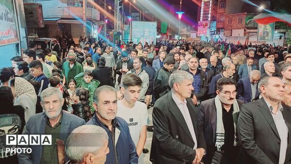 استقامت مردم کوهدشت در شب شصت‌وسوم تجمعات شبانه در میدان امام خمینی(ره)