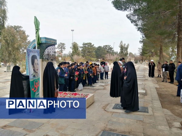 غبارروبی مزار دانش‌آموز شهید «حیدر رضایی» در قم