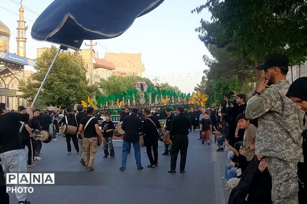 استقبال پرشور مردم شهرک امیریه از کاروان نمادین اسرای کربلا