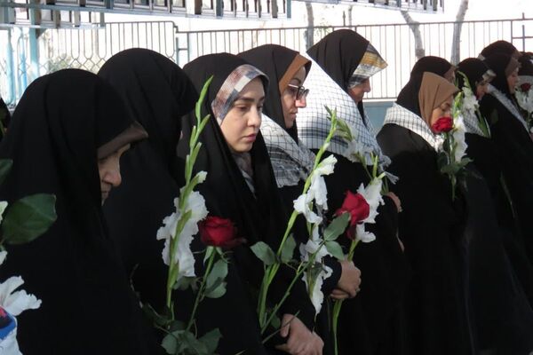 احترام به مقام شهدا با حضور فرماندهان و بسیجیان در گلزار بی‌بی سکینه(س) شهرستان ملارد