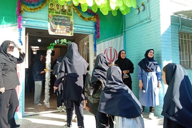 جشن مهر در دبیرستان ایثار و دبیرستان توحید یک شهر قدس