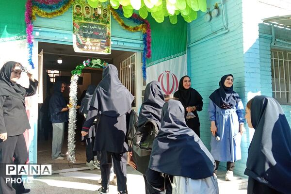 جشن مهر در دبیرستان ایثار و دبیرستان توحید یک شهر قدس
